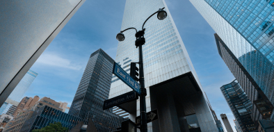Vista de edificios altos con ventanas de cristal.
