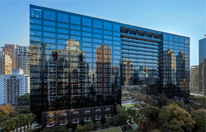Edificio con ventanas espejadas
