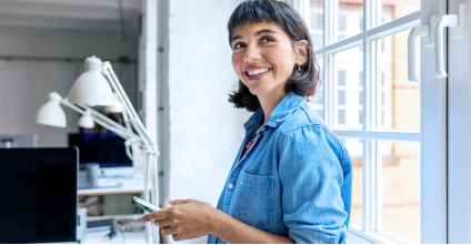 Hombre mirando la pantalla de una tablet